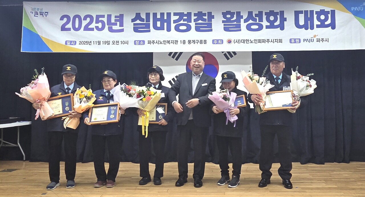 김경일 시장(왼쪽 네 번째)과 수상자들