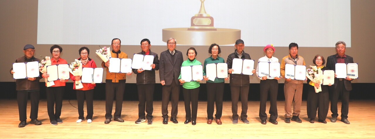 참여한 모든 팀에게 으뜸상을 수여했다. 왼쪽에서 여섯 번째 박재옥 지회장. 