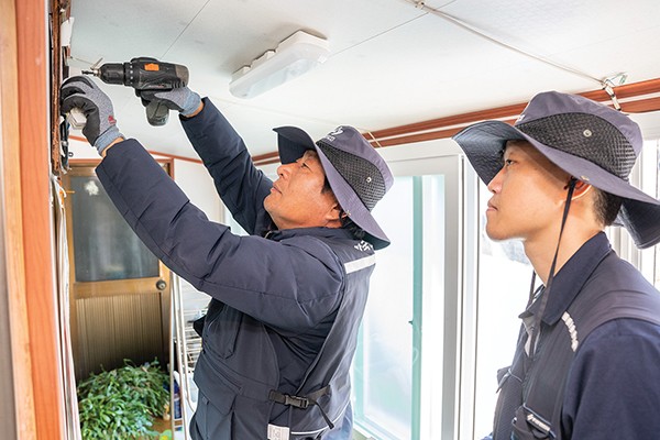 전기안전공사 직원들이 집 안에서 전기설비 작업을 하고 있다.