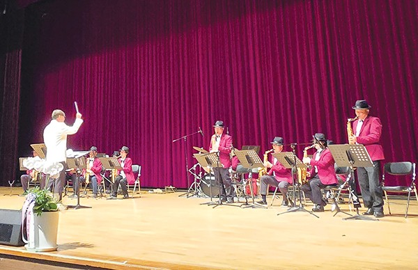 붉은노을봉사단이 지난 10월 28일 보은군문화예술회관에서 열린 노인의 날 기념식에서 공연하고 있다.