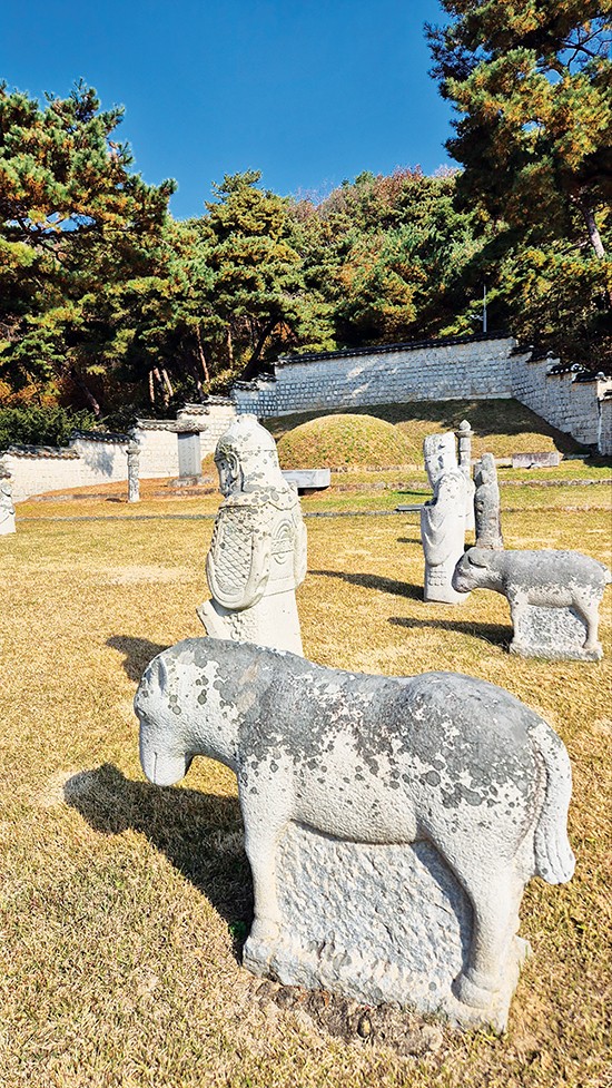 경기도 파주 법원읍에 있는 윤관 장군 묘역. 왕릉에 버금가는 규모에, 관리가 잘 돼 있었다.