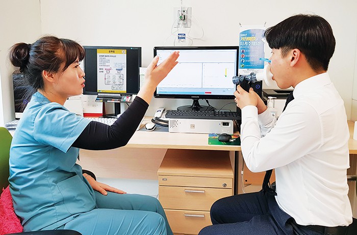 기침과 가래, 호흡곤란 등은 기관지염, 천식, 기관지 확장증 등의 질환에서도 장기간 나타날 수 있는 만큼 정확한 검사를 통해 감별해야 한다. 사진은 만성폐쇄성폐질환 진단을 위해 폐 기능 검사를 받고있는 환자의 모습. 	사진=순천향대 부천병원