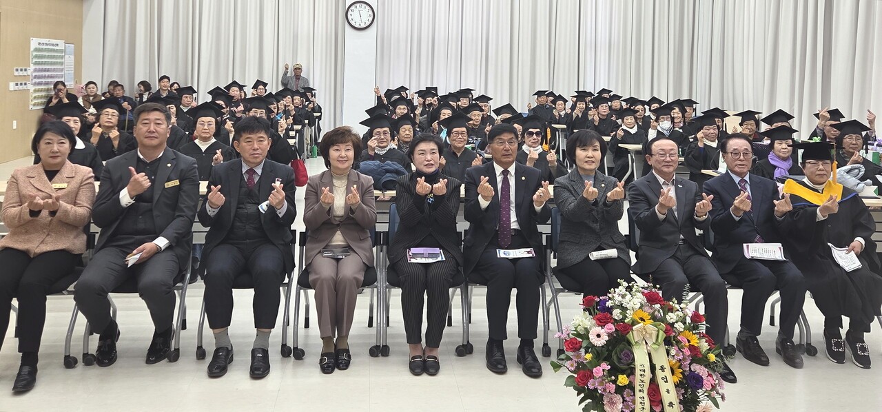 연천군지회 제37기 부설 노인대학 졸업식을 개최했다. 사진 오른쪽 두번째부터 정남훈 지회장, 김덕현 군수, 김미경 시의장