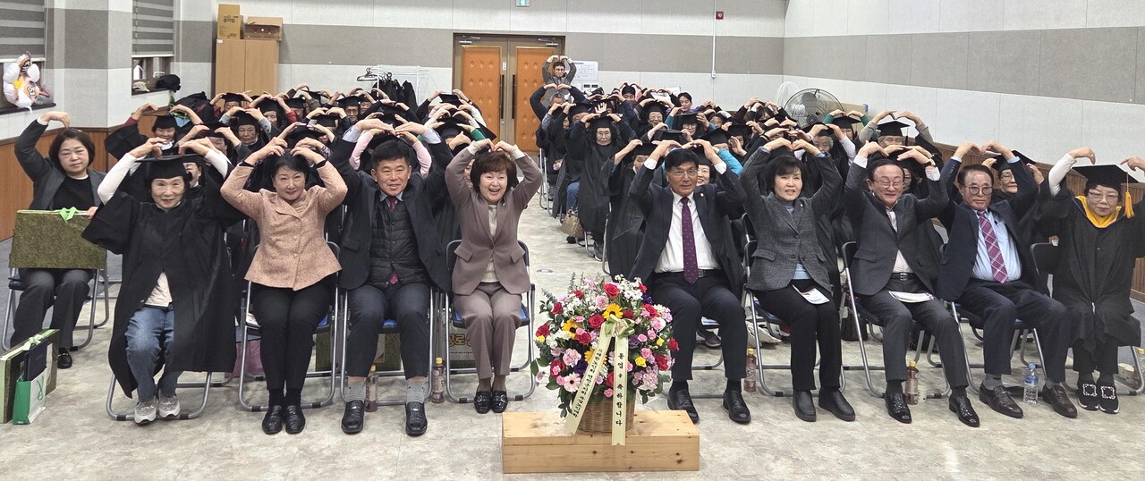 제8기 백학노인대학 졸업식에서 내빈과 졸업생들이 기념촬영을 하고 있다. 오른쪽 두번째부터 정남훈 지회장, 김덕현 군수, 김미경 시의장