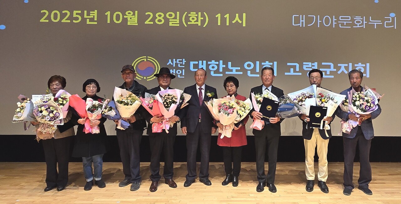 나원식 지회장(사진 가운데)이 수상자들과 기념촬영을 하고 있다. 