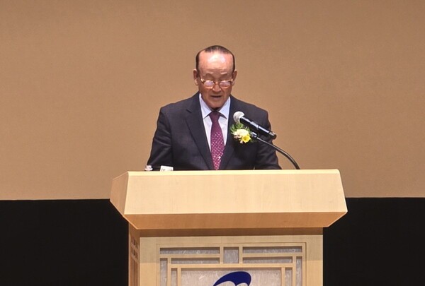 기념사를 하는 나원식 지회장.