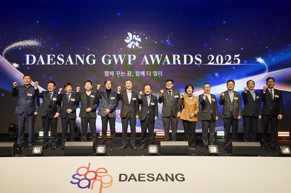 24일 서초구 JW 메리어트 호텔 서울에서 열린 'GWP AWARDS 2025'에서 대상 및 파트너사 관계자들이 기념사진을 촬영하고 있다.(사진=대상 제공)