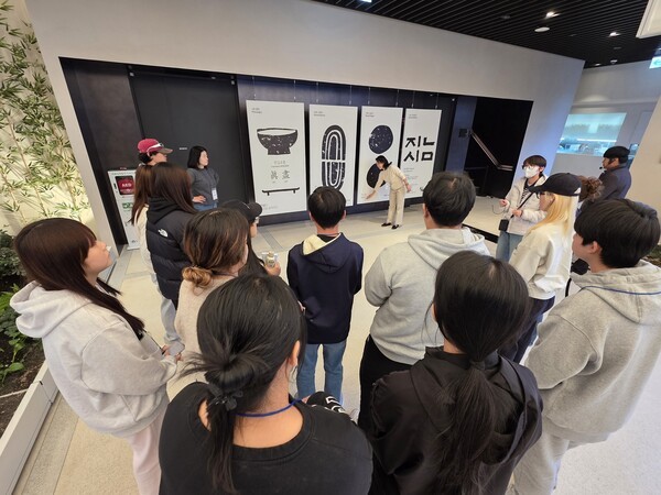 지난 21일, 교촌에프앤비 판교 본사에서 진행된 ‘기업탐방’ 프로그램에 참여한 이주배경 청소년들이 사옥을 둘러보고 있는 모습.(사진=교촌에프앤비 제공)