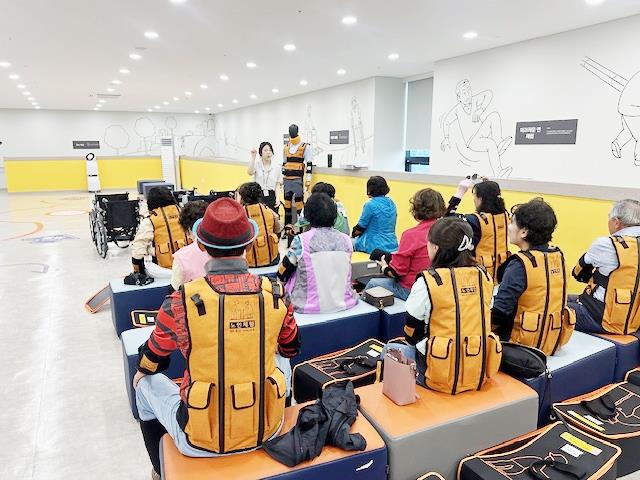 국민건강보험공단 건강보험고령친화연구센터에서 국내외 고령친화용품 및  신기술제품, 지역우수제품 등 다양한 전시제품을 직접 체험할 수 있다.