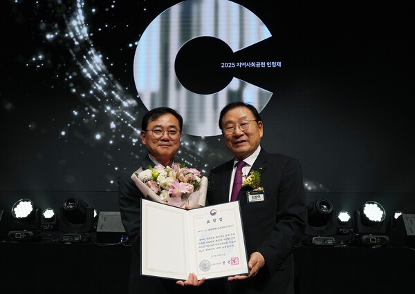 HS효성첨단소재가 7년 연속 '지역사회공헌 인정기업'으로 선정됐다. (최형식 HS효성 커뮤니케이션실 상무(왼쪽), 김성이 한국사회복지협의회장(오른쪽) (사진=HS효성첨단소재)