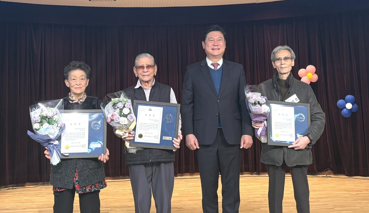 이영후 구청장(오른쪽 두 번째)가 표창 수상자들과 기념촬영을 하고 있다. 