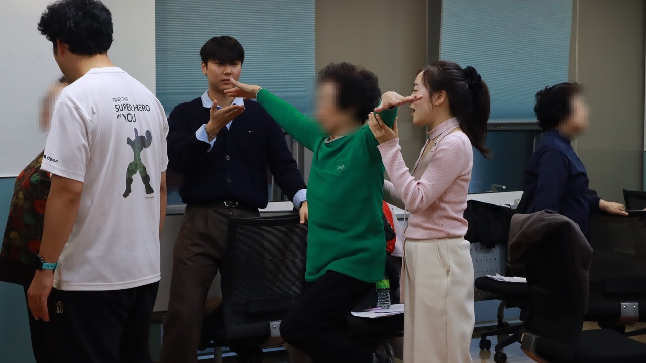 예비 강사들이 실제 노인을 대상으로 낙상 예방 프로그램을 직접 지도해보는 등 시범 교육을 진행하고 있는 모습. 사진=고려대 안암병원