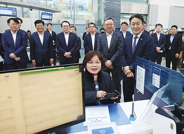 "어르신 집 근처 <b>은행</b>서 다른 <b>은행</b> 업무도 보세요"