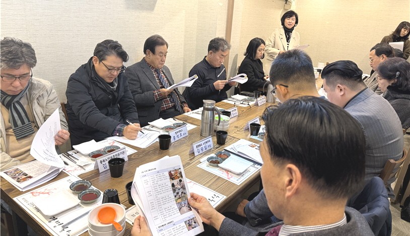 충북연합회가 경로당 활성화 지원협의체 회의를 개최했다. 오른쪽 세 번째 이명식 연합회장.