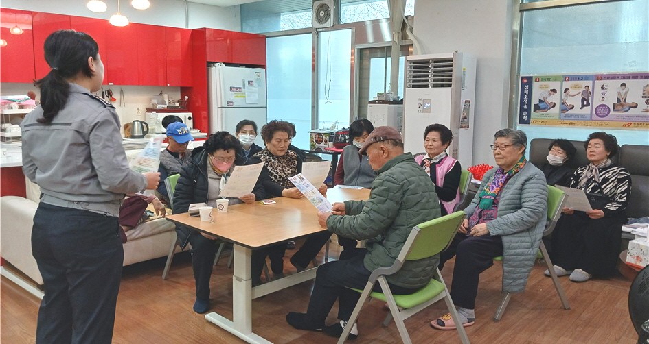 충북연합회가 찾아가는 고령자 교통안전 교육을 실시하고 있다. 교육을 받고 있는&nbsp;