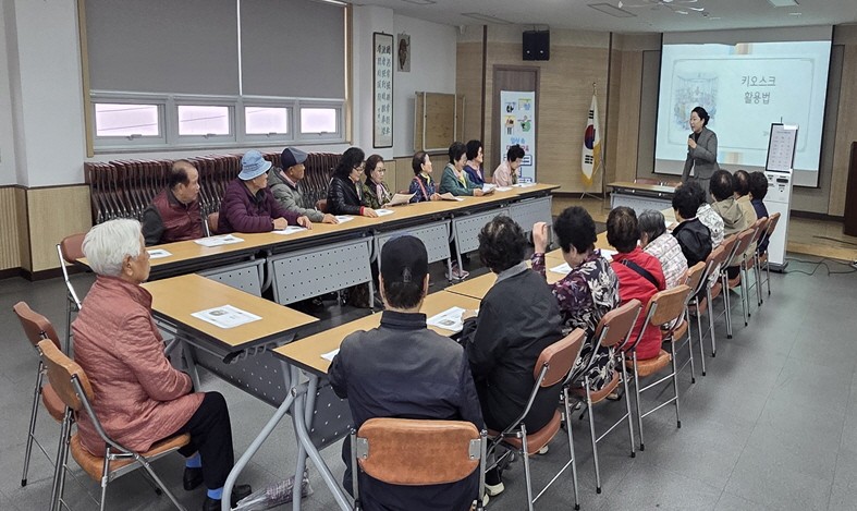 경로당 어르신들이 키오스크 활용법을 진지하게 경청하고 있다.