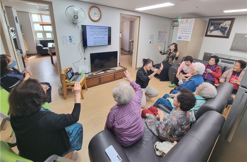 괴산군&nbsp;동부주공아파트경로당에서 회원들이 ‘두뇌건강운동 치매예방 프로그램’을 실시하고 있다.&nbsp;