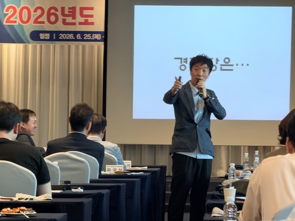 개그맨 이광채 씨가 건강한 직장 마인드 강화를 주제로 특강을 하고 있다.