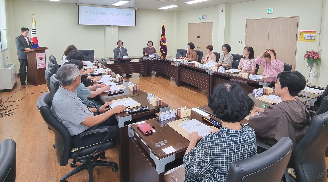 교육 및 회의 참석자들이&nbsp;하반기 사업의 원활한 추진을 위해 논의하고 있다. 인사말을 하고 있는 이명식 연합회장.&nbsp;