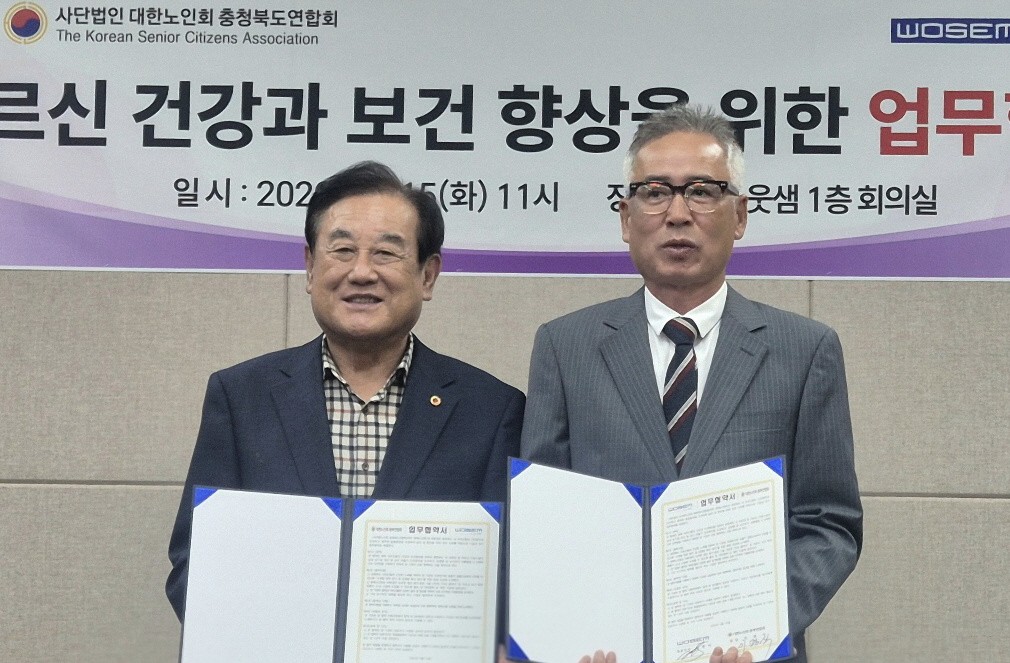 이명식 연합회장(왼쪽)과 이명식 대표이사(오른쪽)이 협약식에서 기념촬영을 하고 있다.&nbsp;