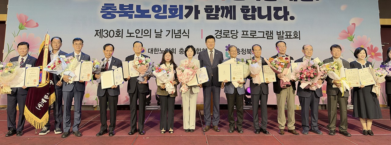 대통령표창·장관표창·도지사표창 수상자들이 신용한 도지사와 기념촬영을 하고 있다.