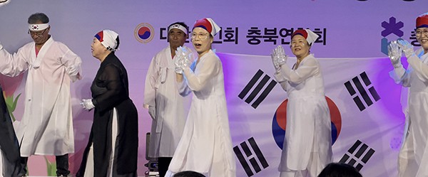 경로당 프로그램 발표회에서 최우수상을 받은 괴산군지회 길선1리경로당 회원들이 공연하는 모습.