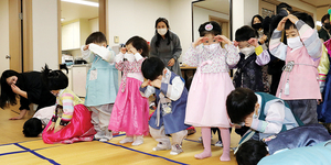 [포토뉴스] 경로당서 어린이들 세배 “새해 복 많이 받으세요”   