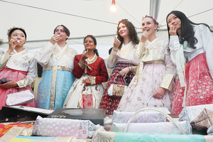 [포토뉴스] 외국인들 “오, 송편이 이런 맛이구나”