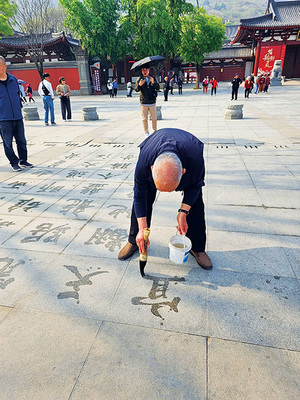 [디카시 산책] 거리의 명인(名人)
