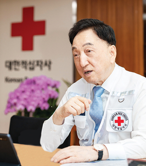 김철수 대한적십자사 회장, ‘누구나진료센터’ 설립, 정부 훈·포장 신설, 후원 확대 등 혁신 이끌어 