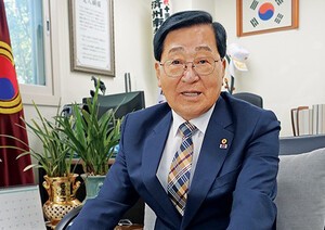 문준식 대한노인회 제주 제주시지회장 “태극기 서명문 행사에 첫 번째 염원 글 남겨…노인 우대 분위기”