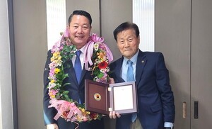 대한노인회 전북 순창군지회, 최영일 군수에게 감사패 전달