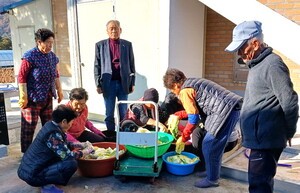 대한노인회 충북 충주시지회 소태면 조기암경로당, 김장 담가 겨울나기 준비