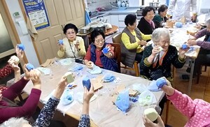 대한노인회 경기 고양시 덕양구지회, 경로당회원과 비누 만들기 프로그램 실시